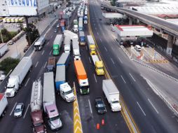 Filas kilométricas de traileros quedaron varados por más de 50 horas sobre la autopista México-Puebla en la caseta de cobro San Marcos en el Estado de México, derivado del bloqueo de pobladores de Santa Rita Tlahuapan para exigir el pago de sus tierras. SUN /J. Williams / EELG