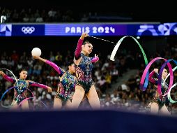 Las gimnastas mexicanas en su prueba de pelota y listones. AFP/L. Bonaventure