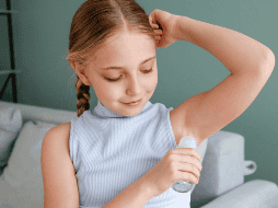 Reevaluar el momento de aplicación del desodorante puede mejorar tu experiencia con el producto y proteger tu piel de posibles irritaciones.  CANVA