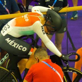 Daniela Gaxiola cae en el repechaje en ciclismo de pista