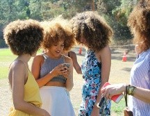 Tiene relación con el cabello ondulado, rizado o crespo. UNSPLASH / S. SOPHIA