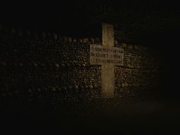 En las paredes se encuentran placas grabadas que indican el cementerio de origen y la fecha de traslado de los restos. Unsplash