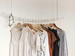 Las manchas de moho y hongos en la ropa causadas por la humedad no sólo dan un mal aspecto a tus prendas, sino que también pueden provocar alergias. UNSPLASH/ Priscila du Prezz