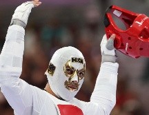 Carlos caminó a la colchoneta de competencia con una máscara de luchador que causó revuelo entre el público. AFP