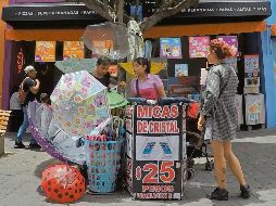 Comerciantes podrán ofrecer sus productos a partir de hoy en la vía pública. EL INFORMADOR/ Archivo