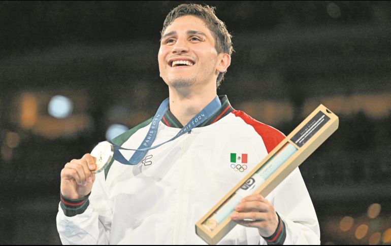 Marco Alonso Verde Álvarez celebra su medalla de plata en el podio durante la ceremonia de premiación de la categoría masculina de boxeo de 71 kilogramos durante los Juegos Olímpicos de París 2024, en el Estadio Roland-Garros. AFP