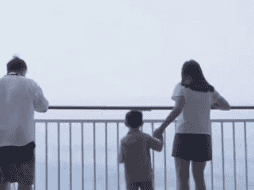 Una figura cayó desde lo alto, frente a dos adultos y un niño que observaban el mar. ESPECIAL