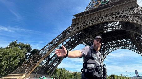 La policía evacúa los alrededores de la Torre Eiffel luego que un individuo fue visto escalando el icónico monumento de París, el domingo 11 de agosto de 2024. AP Foto /Aijaz Rahi