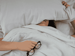 La falta de horas de sueño en muchas personas hace referencia a quienes pueden conciliar el sueño sin problema y dormir pero las horas para hacerlo son menores a las 7 horas recomendadas. Unsplash