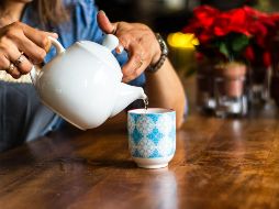 Las catequinas del té verde mejoran la sensibilidad a la insulina, promoviendo un equilibrio metabólico más saludable desde temprano en la mañana. ESPECIAL / Foto de Louis Hansel en Unsplash