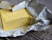 La mantequilla es uno de los alimentos que una persona con hígado graso no debería consumir. ESPECIAL/Imagen de congerdesign en Pixabay
