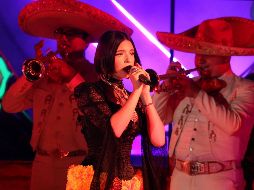 La elección de prendas ligeras y cómodas, junto con detalles cuidadosamente seleccionados, refleja el gusto personal de Ángela Aguilar por la moda. SUN/ARCHIVO.