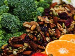 Este alimento ayuda a prevenir la acumulación de placa en las arterias por lo que disminuye las probabilidades de padecer enfermedades relacionadas con el corazón. Unsplash.