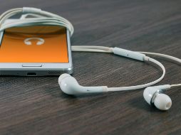 Las partes más pegadizas de las canciones se quedan dando vueltas en nuestra cabeza y eso impide el descanso normal del cerebro y que este pueda completar los ciclos de sueño. ESPECIAL / Foto de Firmbee.com en Unsplash