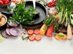 Optar por una dieta equilibrada y rica en alimentos frescos y no procesados puede ayudar a mantener una buena salud a largo plazo. CANVA