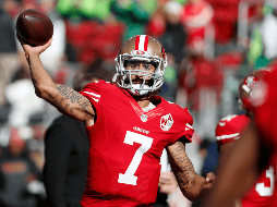 Colin Kaepernick lideró en el 2016 una cruzada contra el racismo al poner una rodilla en el campo mientras se entonaba el himno de Estados Unidos antes del inicio de los partidos de la NFL. AP / ARCHIVO