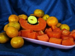 Las frutas y verduras de color amarillo y naranja, como la papaya, los camotes, las naranjas, y los pimientos dulces, son ricas en betacarotenos y vitaminas C y E, nutrientes esenciales que ayudan a combatir el VPH al mejorar la respuesta inmunitaria. Pixabay