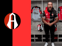 J. K. Dobbins portando una camisa del Atlas en su visita a Jalisco en el 2023. ESPECIAL/@AtlasFC