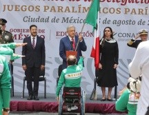 La escolta que recibió la bandera de manos del Presidente Andrés Manuel López Obrador estuvo conformada por los atletas Kenia Villalobos, Karina Hernández, Juan Diego García, Kenya Lozano y Luis López. X / @Conade