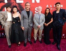 Spike Fearn, Aileen Wu, Fede Alvarez, Ridley Scott, Isabela Merced y Archie Renaux. ESPECIAL/THE WALT DISNEY COMPANY MÉXICO.