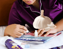 Este remedio a base de esmalte, ajo y clavos te ayudará a fortalecer tus uñas. UNSPLASH/ No Revisions/ ESPECIAL