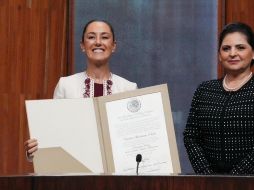 Al recibir el documento oficial de mayoría en la elección presidencial por parte de Mónica Soto, titular del TEPJF, Claudia Sheinbaum dijo que “estará a la altura de las circunstancias”. Y se comprometió a “no defraudar” a los mexicanos. X/Claudiashein