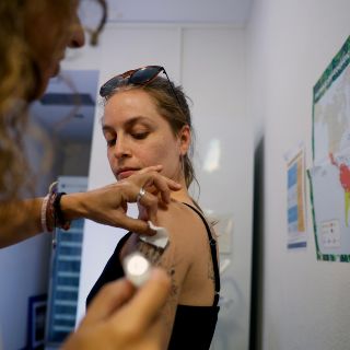 España monitorea nueva variante del mpox y promueve vacunación