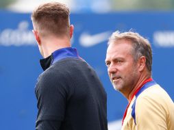 Hansi Flick (derecha) no se preocupa por las limitantes de redondear a su plantel. EFE/Q. García