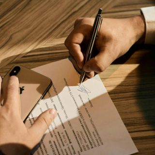 Disney no es el único; estas empresas evitaron demandas con cláusulas ambiguas