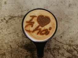 El té chai se ha vuelto una bebida global, y su popularidad sigue creciendo en todo el mundo. Unsplash / @René Porter