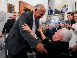 José Luis González Íñigo demostró afecto a su mentor, el empresario René Rivial León. ESPECIAL