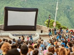 Cinema Live Guadalajara ha transformado el concepto de entretenimiento al aire libre, creando espacios de convivencia familiar y recreativa en varios puntos estratégicos de la ciudad. FACEBOOK / Cinema Live Guadalajara