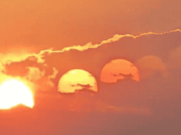 Existe un fenómeno natural que puede causar la apariencia de varias sombras de soles en el cielo. 