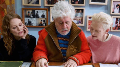 Almodóvar es conocido por su estilo único, que combina elementos de la comedia, el drama, el melodrama y el cine de autor. 