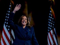 Harris, vestida de azul oscuro, utilizó su discurso, transmitido en directo por las principales cadenas de televisión del país, para narrar su historia personal, criticar al candidato republicano y expresidente Donald Trump, y explicar sus principales propuestas políticas. EFE / W. Oliver