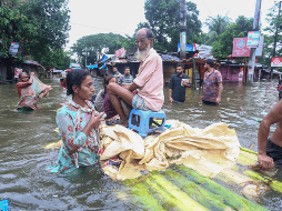 Decenas de miles de personas han tenido que ser trasladadas a refugios temporales. ESPECIAL / EFE