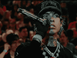 El artista, conocido por su participación en varias controversias, alcanzó la fama al popularizar este estilo que mezcla música regional mexicana con trap y hip-hop. INSTAGRAM/@natanelcano