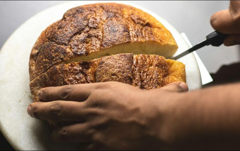 La técnica ancestral de elaboración de este pan no solo se ha mantenido vigente, sino que ha ganado popularidad en tiempos modernos debido a sus propiedades únicas. ESPECIAL / Foto de Pradeep Javedar en Unsplash