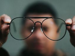 La miopía y el astigmatismo pueden ser causados por factores genéticos y ambientales. Unsplash / @Nathan Dumlao