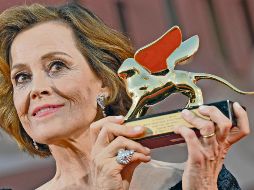 La actriz posa con su León de Oro honorífico, con el cual reconocen su trayectoria en los escenarios. EFE