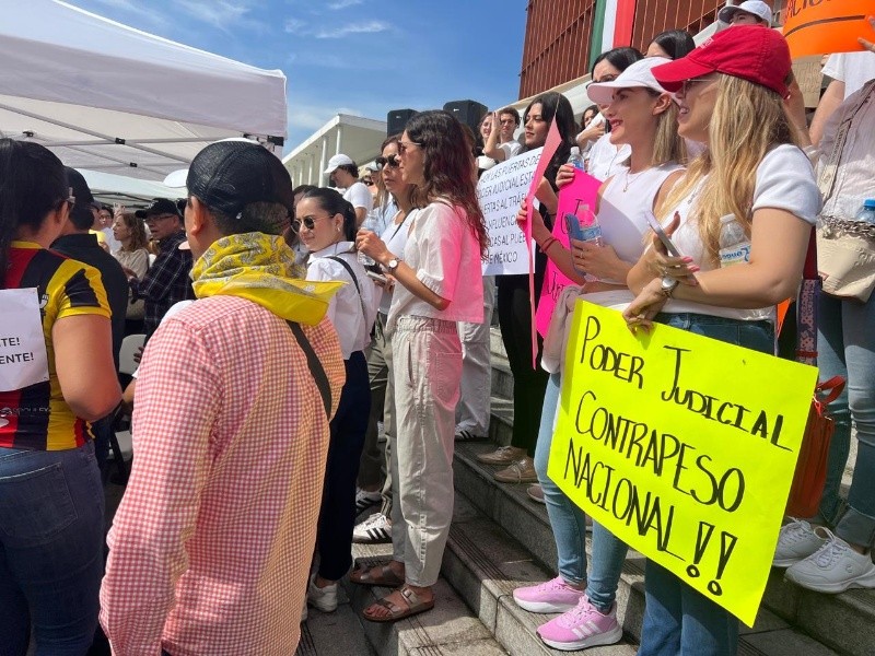 Algunas estudiantes que levantaron la voz en contra de la reforma.&nbsp;ESPECIAL.