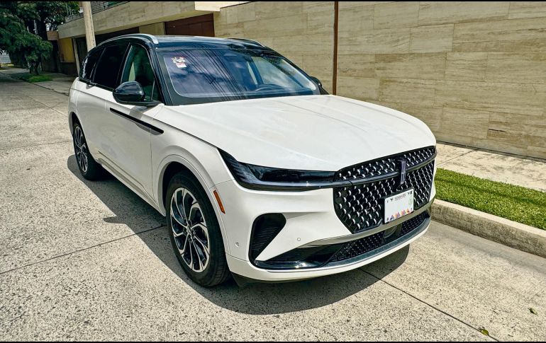 Este vehículo cuenta con una línea de leds que lo hacen ver atlético. CORTESÍA