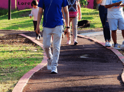 Para principiantes, personas con sobrepeso o quienes enfrentan limitaciones físicas, es fundamental comenzar con caminatas cortas y ligeras