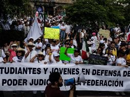 De acuerdo con el conteo que realizó la Comisaría de la Policía de Guadalajara, a la manifestación acudieron alrededor de 800 personas. EL INFORMADOR / J. URRUTIA