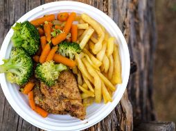 Si tienes un diagnóstico médico relacionado con tus niveles de glucosa o diabetes, es fundamental que mantengas una comunicación constante con tu especialista para seguir recibiendo el tratamiento adecuado y mantener una dieta correcta. CANVA