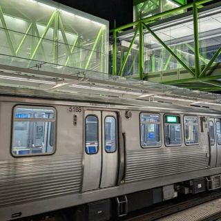 Mueren cuatro personas en tiroteo en tren subterráneo a las afueras de Chicago