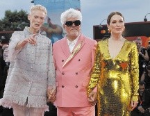 Tilda Swinton, Pedro Almodóvar y Julianne Moore posan a su llegada para el estreno de la película “The Room Next Door”, presentada ayer en el Festival de Cine de Venecia. AP