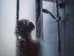 Ya sea que decidas bañarte por la mañana o por la noche ambos hábitos abonan en la rutina diaria. Unsplash