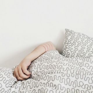 Las 4 posturas más comunes para dormir y los beneficios de cada una