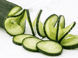 Los pepinos son conocidos por su alto contenido de agua, que puede llegar al 95% de su peso. Esta característica los convierte en un excelente hidratante natural. CANVA